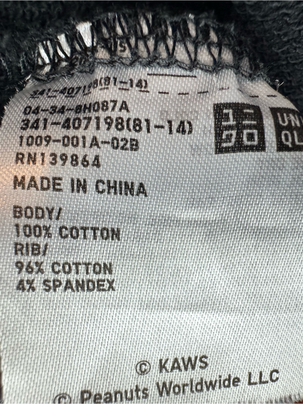 Uniqlo UT KAWS x Peanuts Snoopy Skateboard Crewneck Sweatshirt SM Black UNISEX - Picture 6 of 8